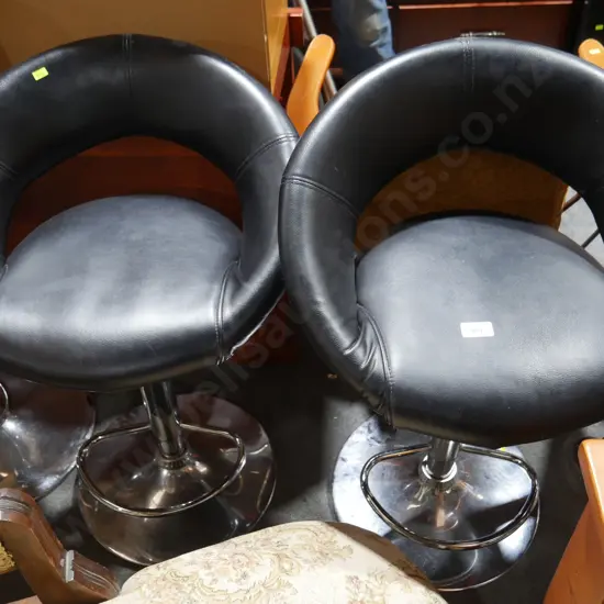 2 bar stools