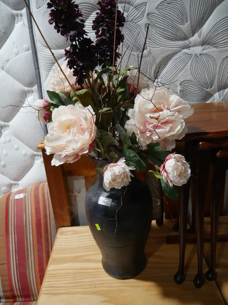 Vase and artificial flowers Image 1++