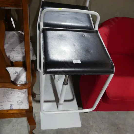 2 barstools