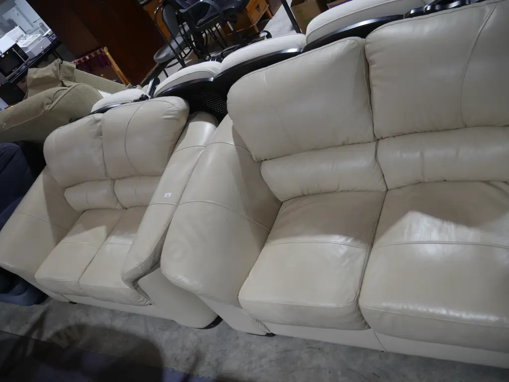 Two-piece cream lounge suite Image 1++