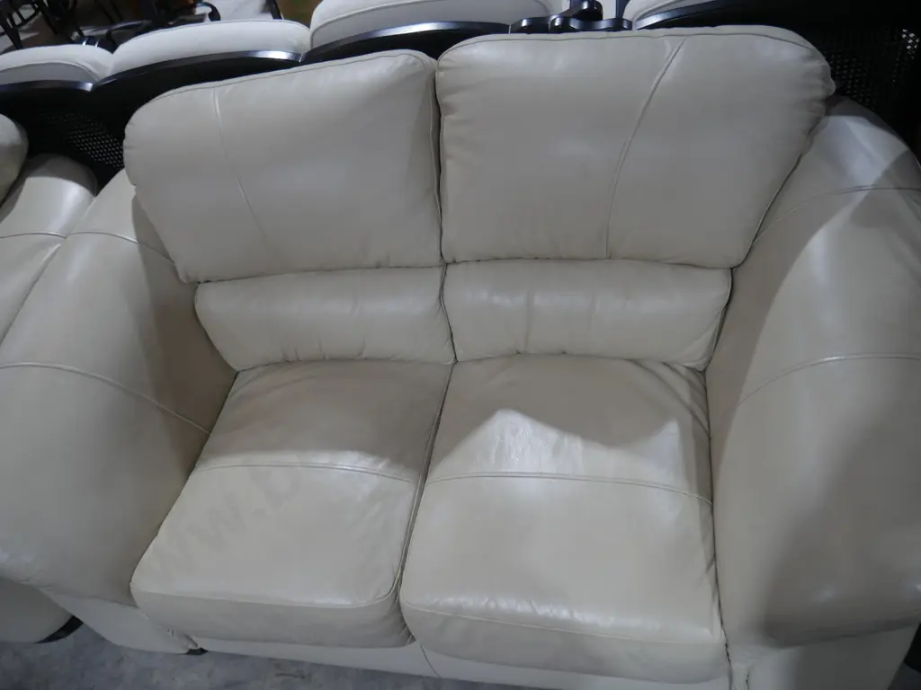 Two-piece cream lounge suite Image 1++