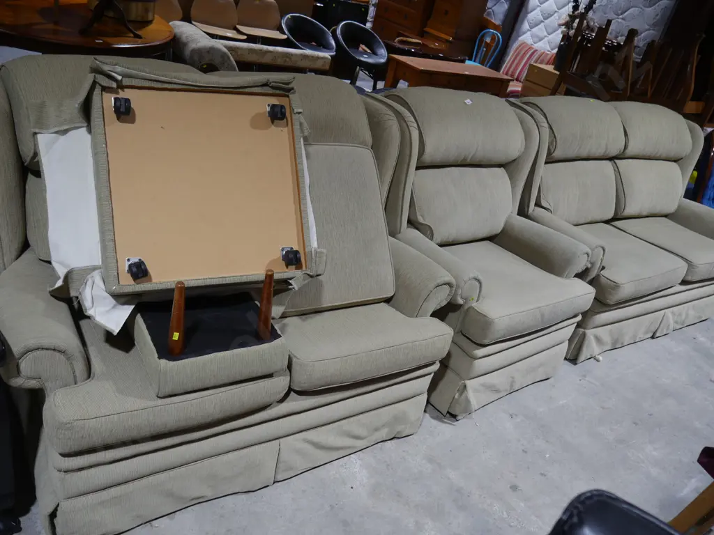Five piece lounge suite Image 1++