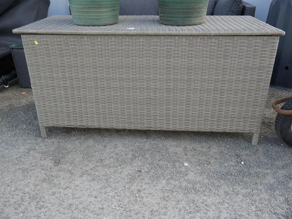 Outdoor storage bin Image 1++