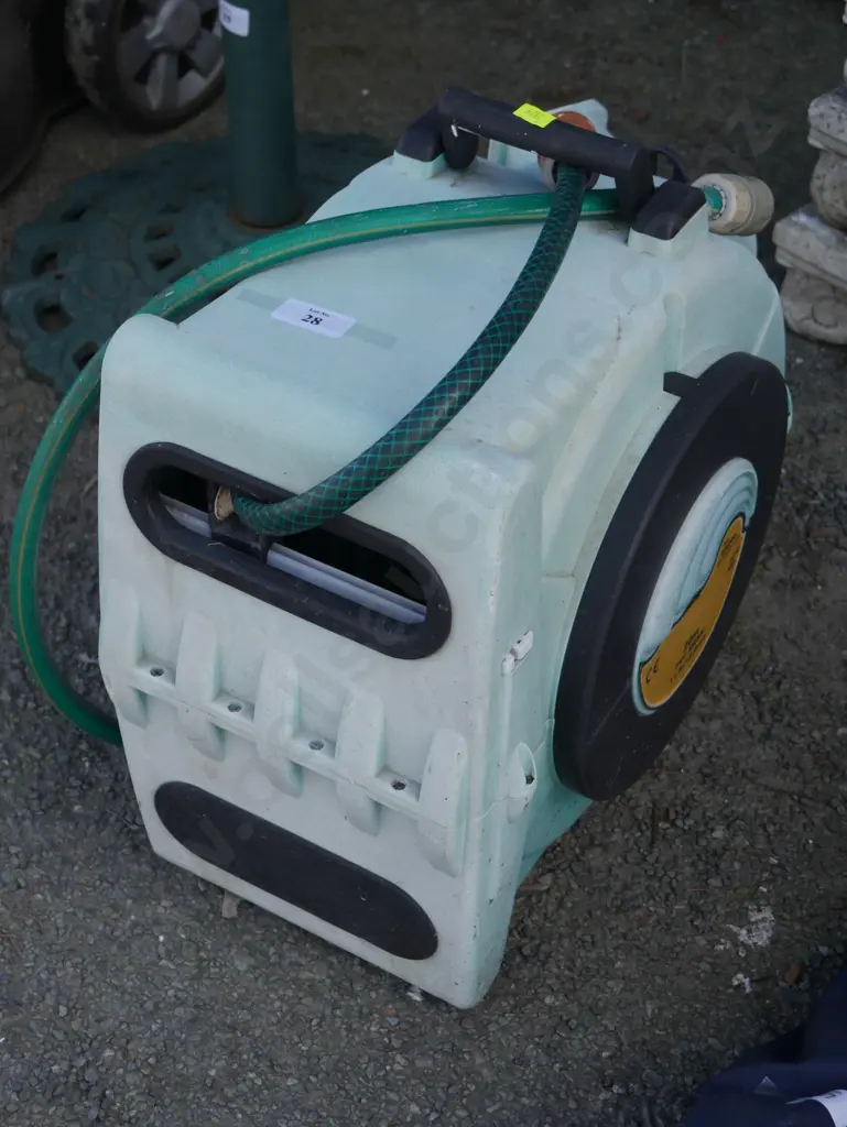 Wall mounted hose and reel Image 1++