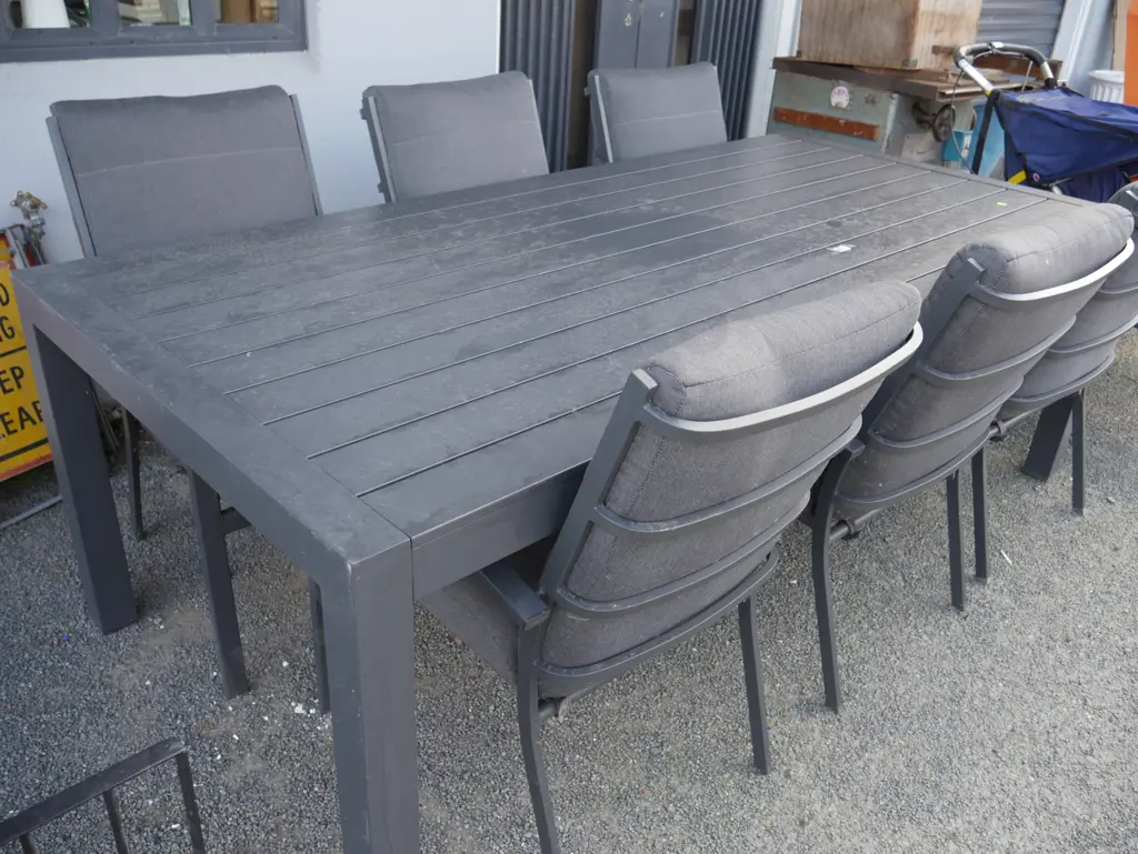 Outdoor table and 6 chairs Image 1++