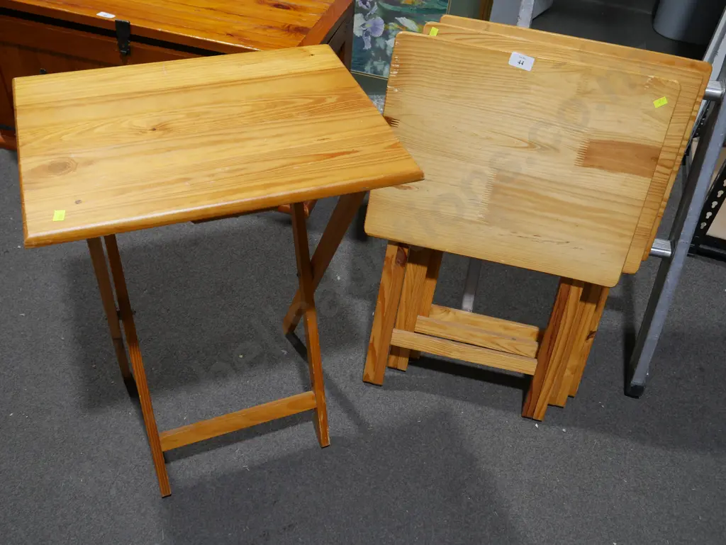 4 folding tables Image 1++