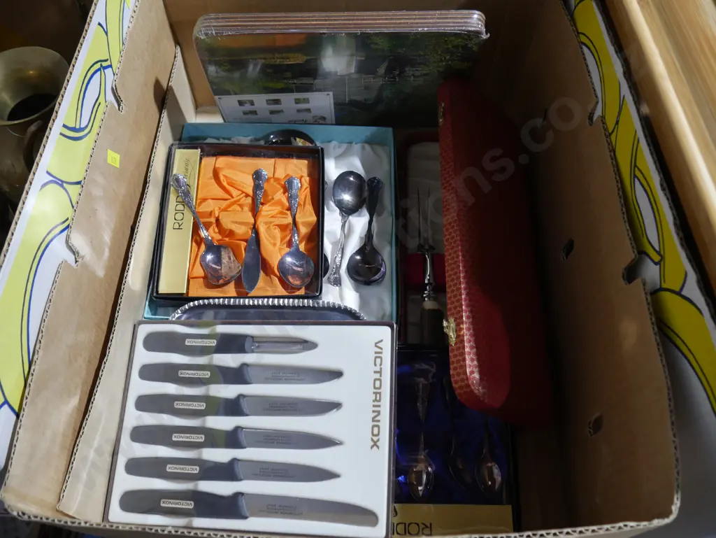 Cutlery, placemats Image 1++