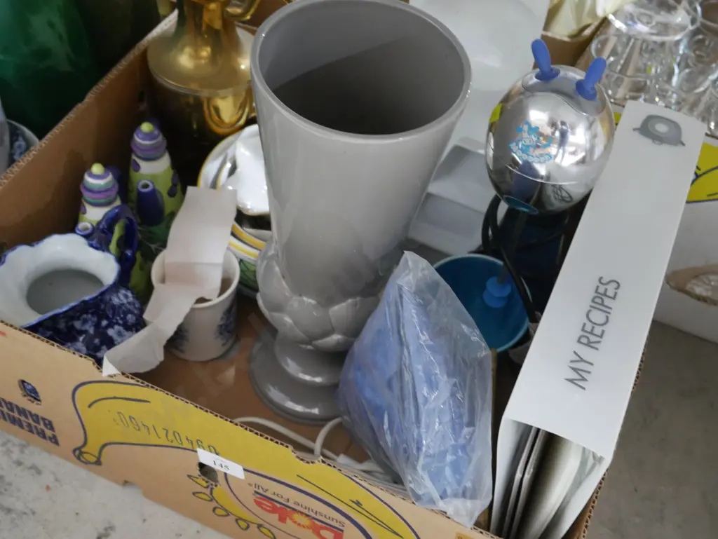 Vase, sundries Image 1++