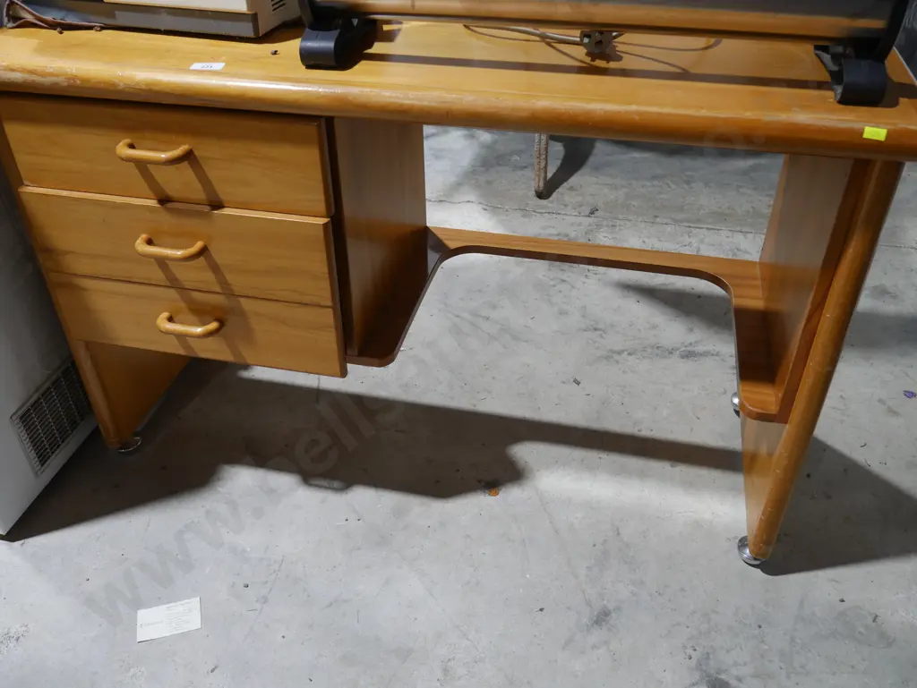 Wooden desk Image 1++