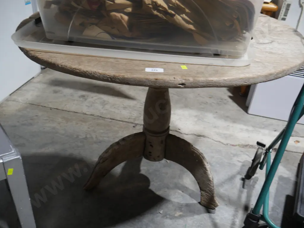 Wooden table Image 1++