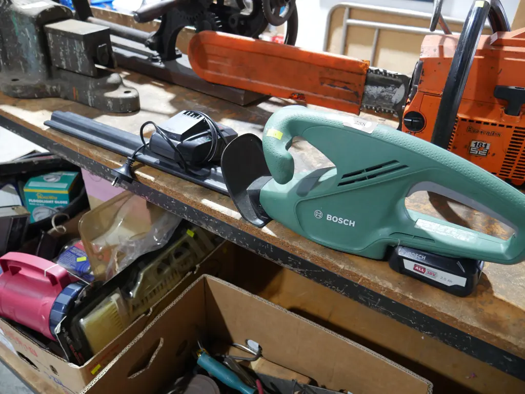 Bosch Hedge trimmer battery Image 1++