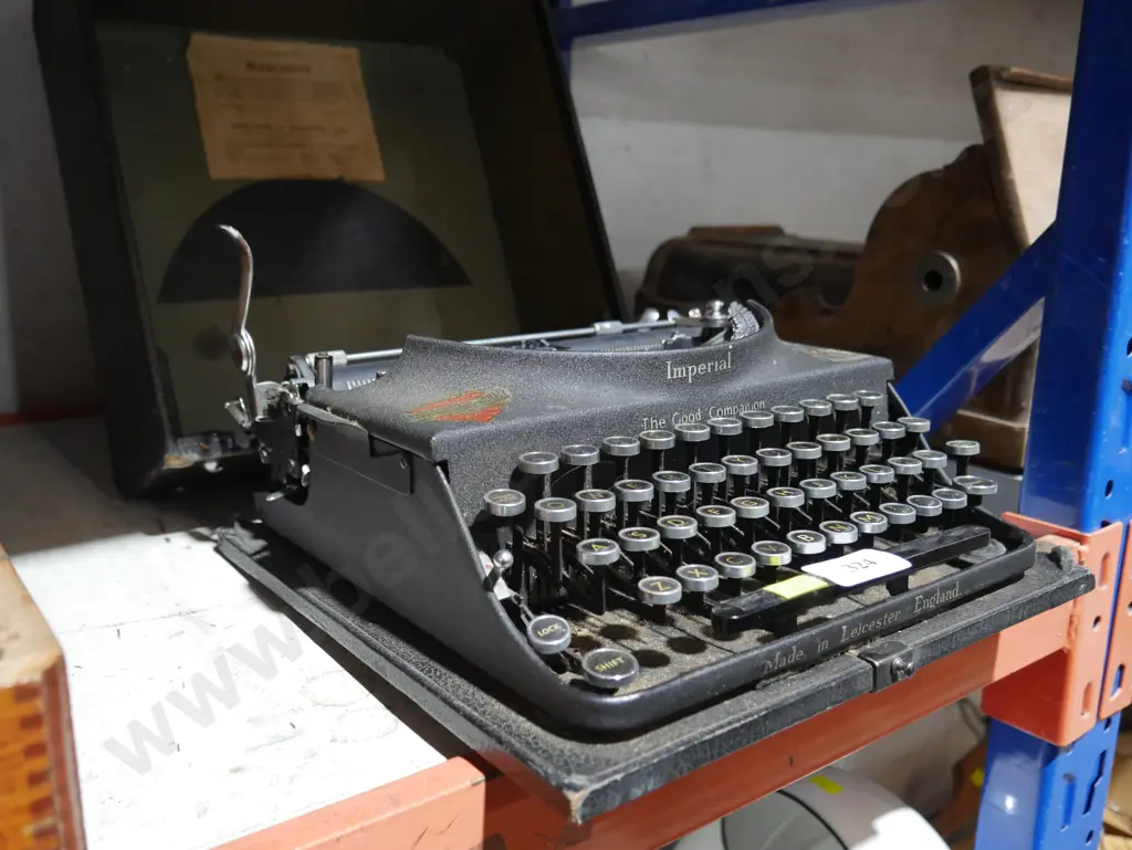 Old typewriter Image 1++
