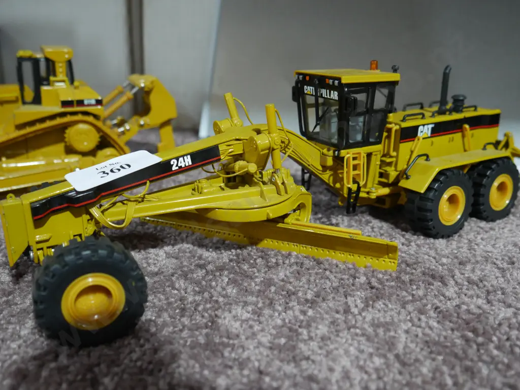 Caterpillar diecast grader Image 1++