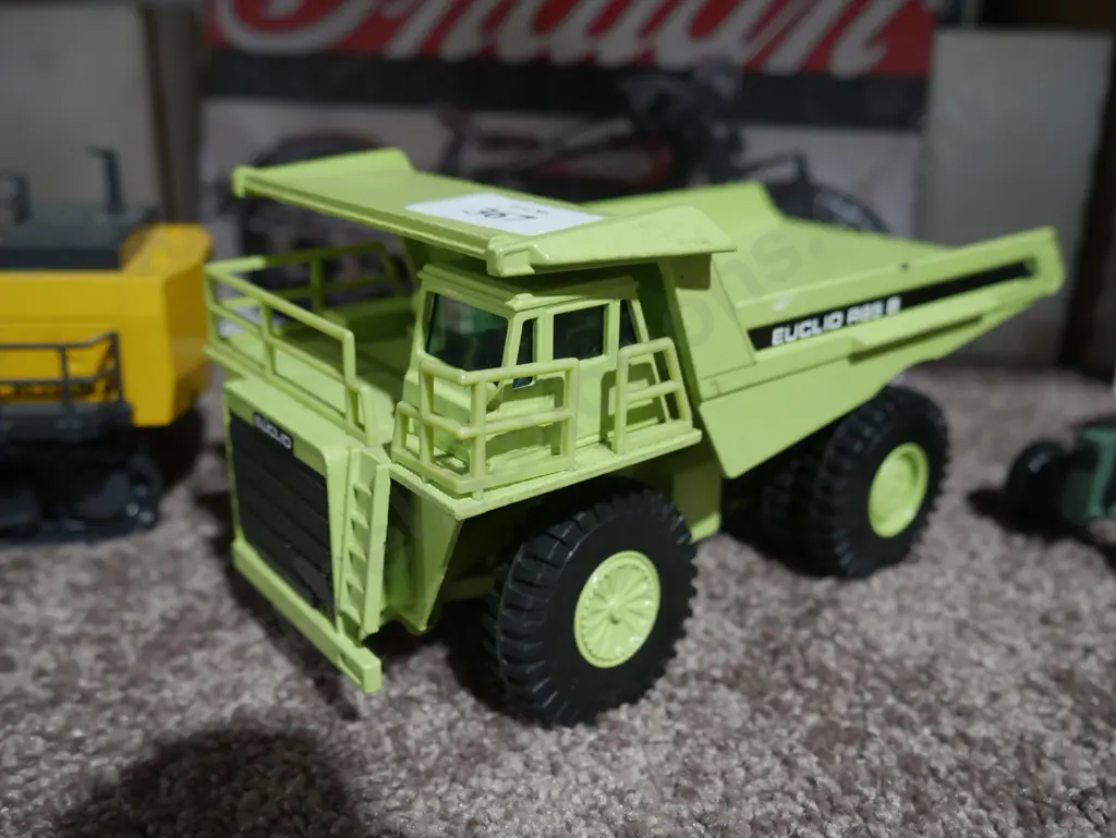 Euclid dump truck Image 1++