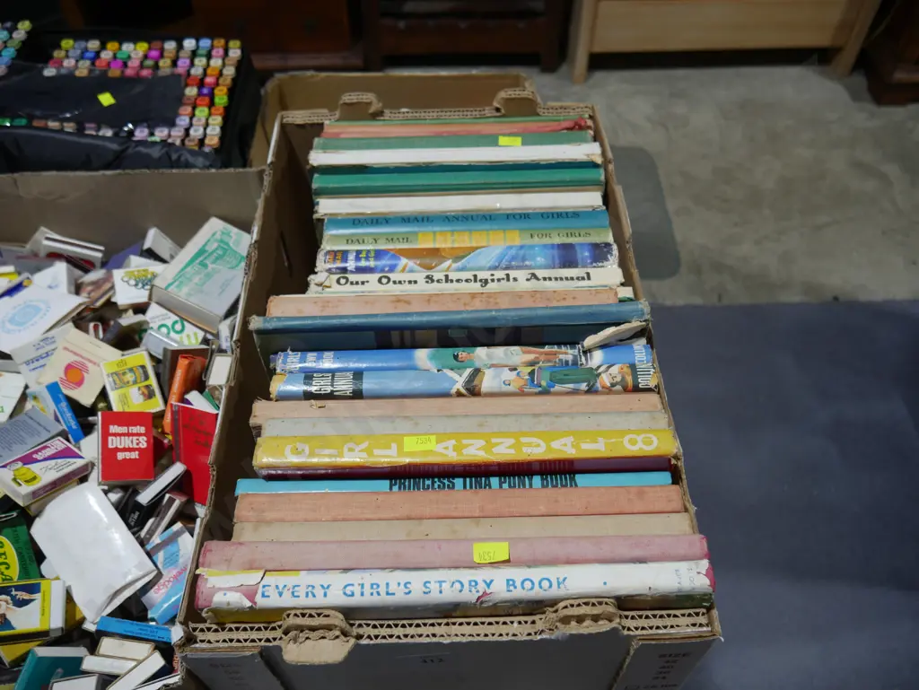 Girls annual books Image 1++