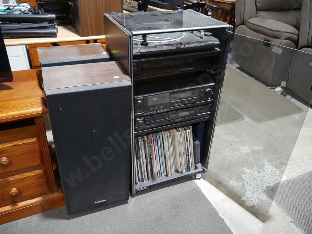 Technics stereo and LPs Image 1++