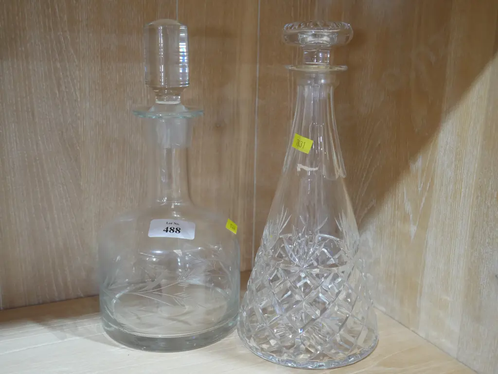 2 decanters Image 1++