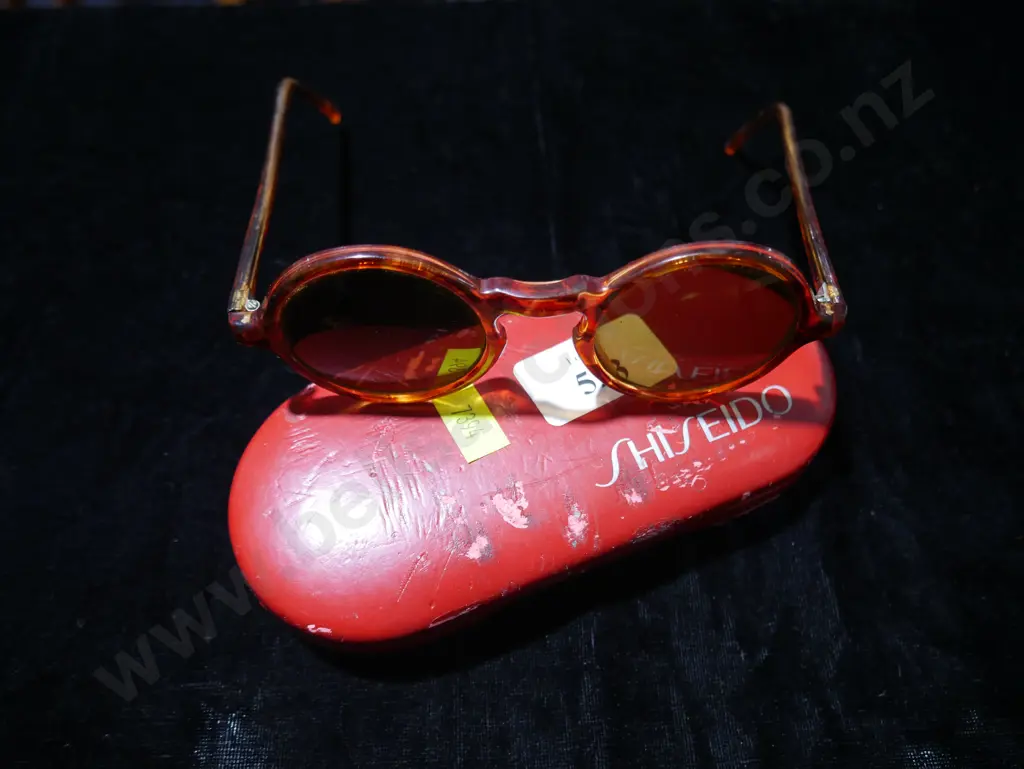 Pair sunglasses Image 1++