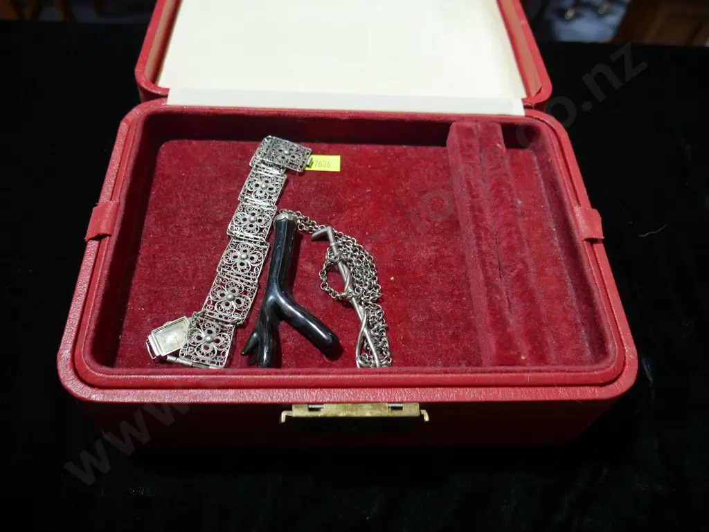 Jewellery box and contents Image 1++