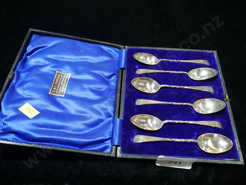 Cased silver teaspoons Image 1++
