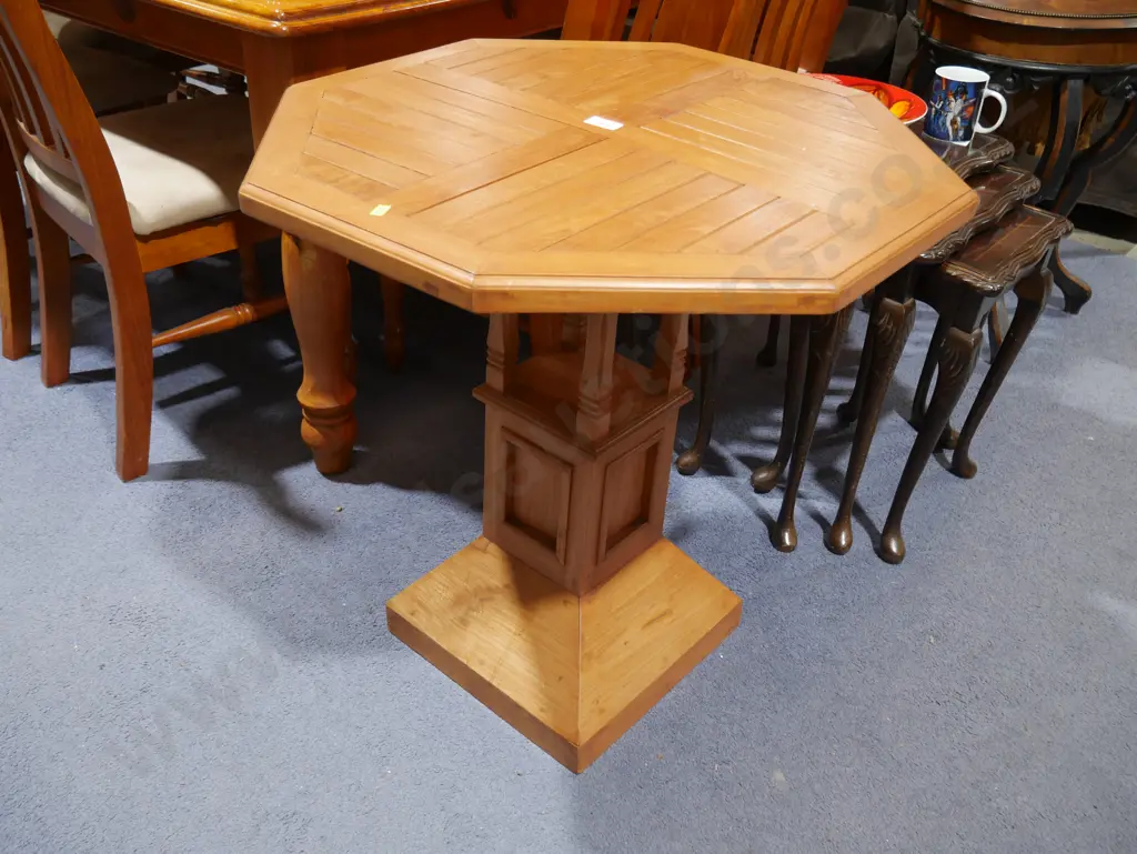 Wooden occasional table Image 1++