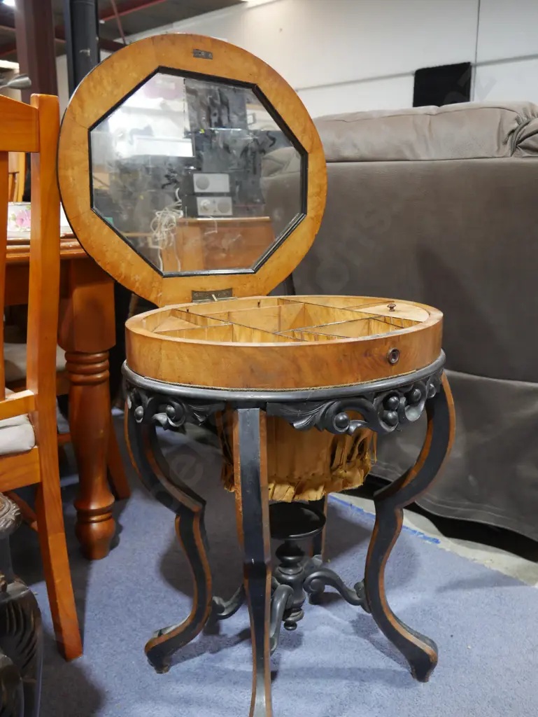 Inlaid sewing box Image 1++