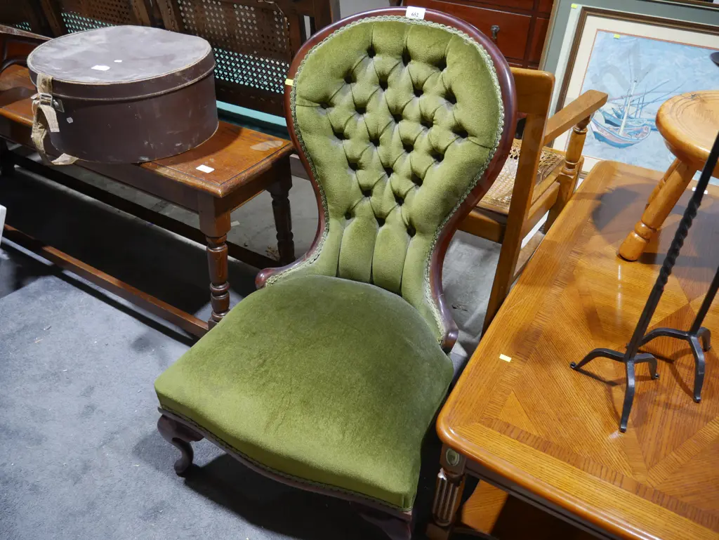 Ladies chair Image 1++