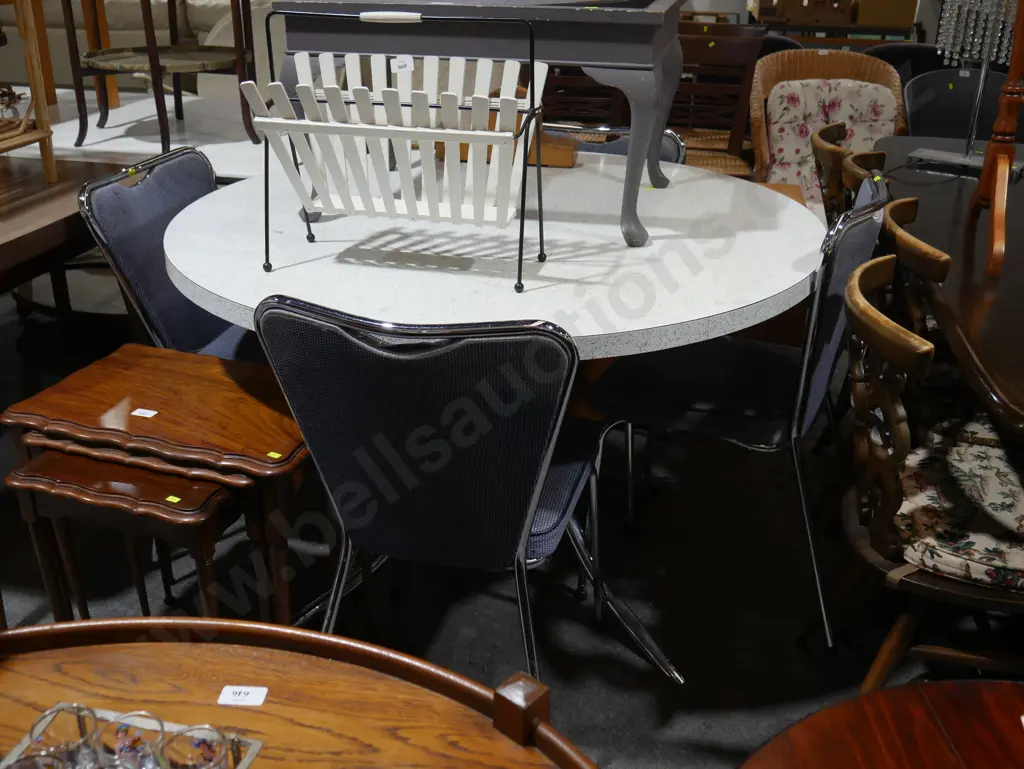 Table and chairs Image 1++