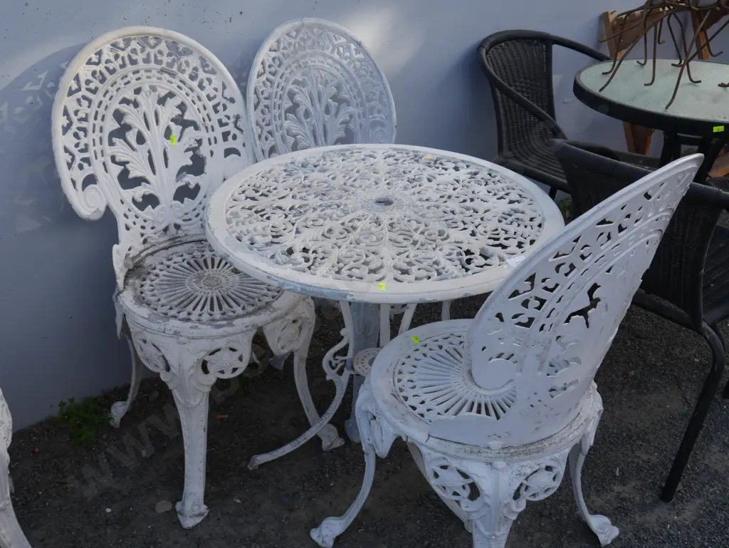 White aluminium table and three chairs Image 1++