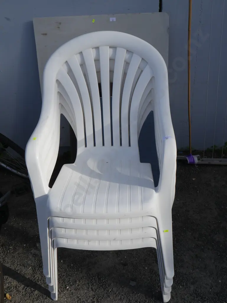 Set of 4 white plastic chairs Image 1++