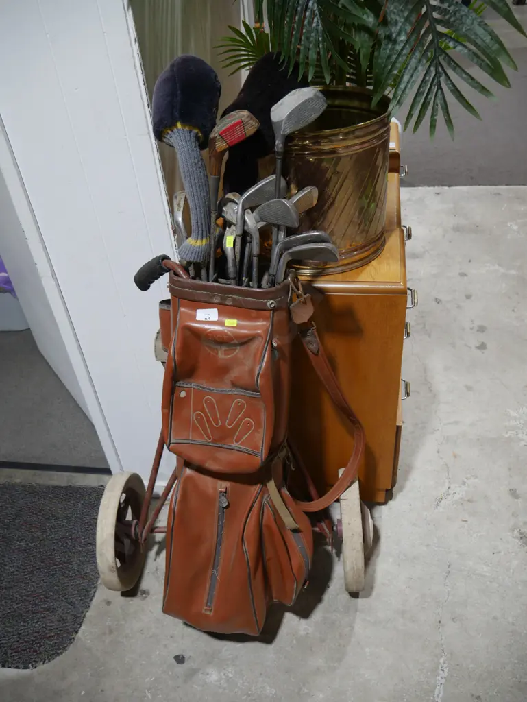 Old golf trundler and golf clubs Image 1++