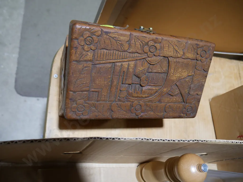 Wooden box with cups and sauces Image 1++