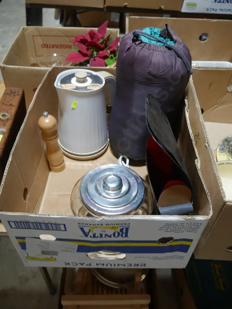 Kitchenware and sleeping bag Image 1++