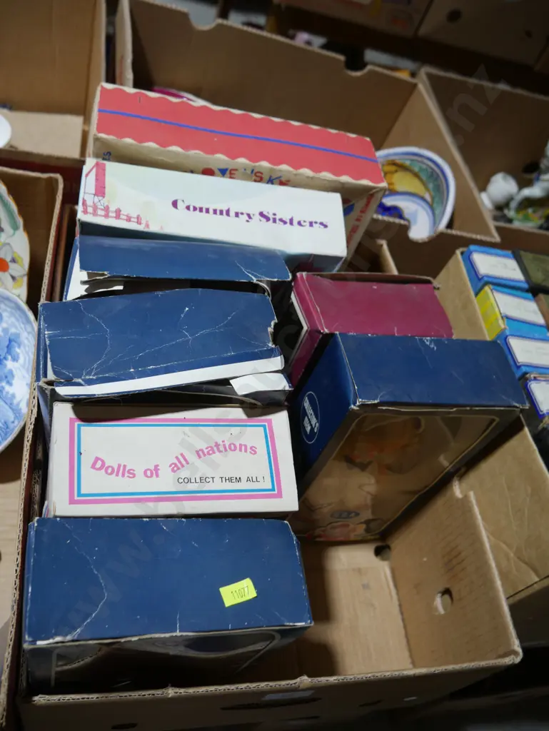 Assorted boxed vintage dolls Image 1++