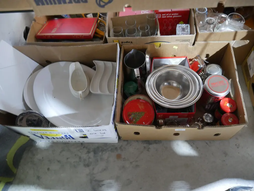 Two boxes of kitchenware Image 1++