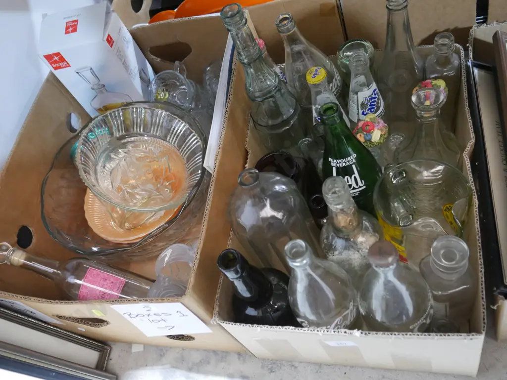 2 boxes glassware, glass bottles Image 1++