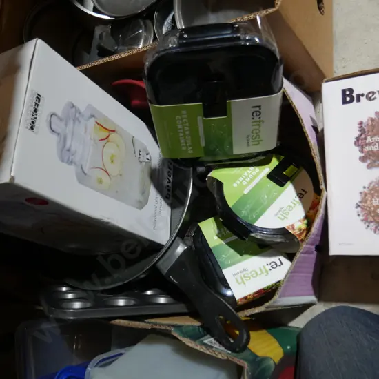 Assorted kitchenware