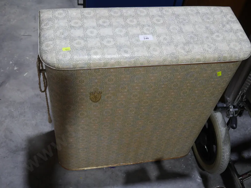 Vintage laundry hamper Image 1++