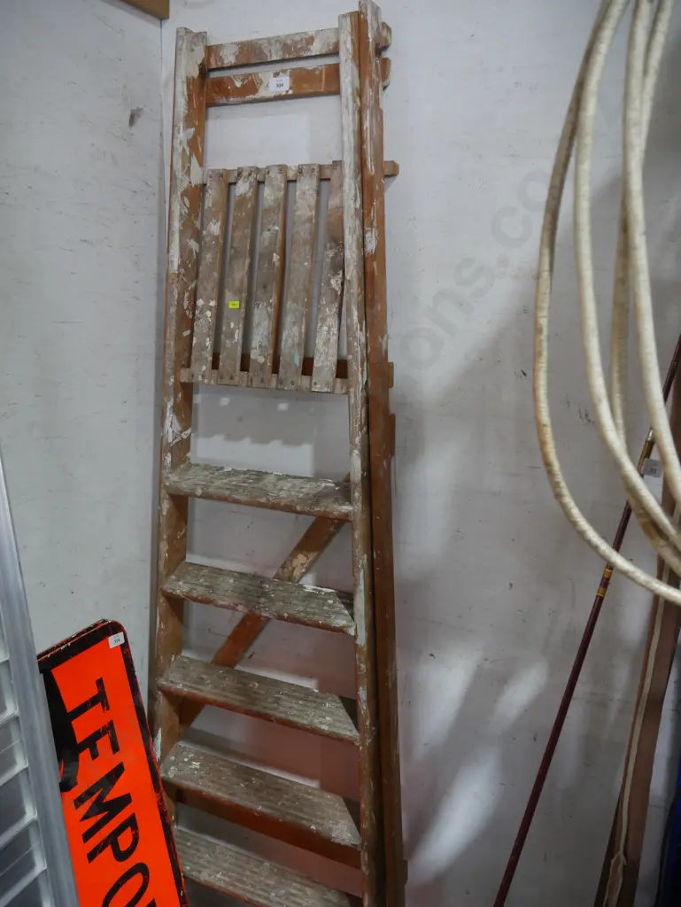 Wooden step ladder Image 1++