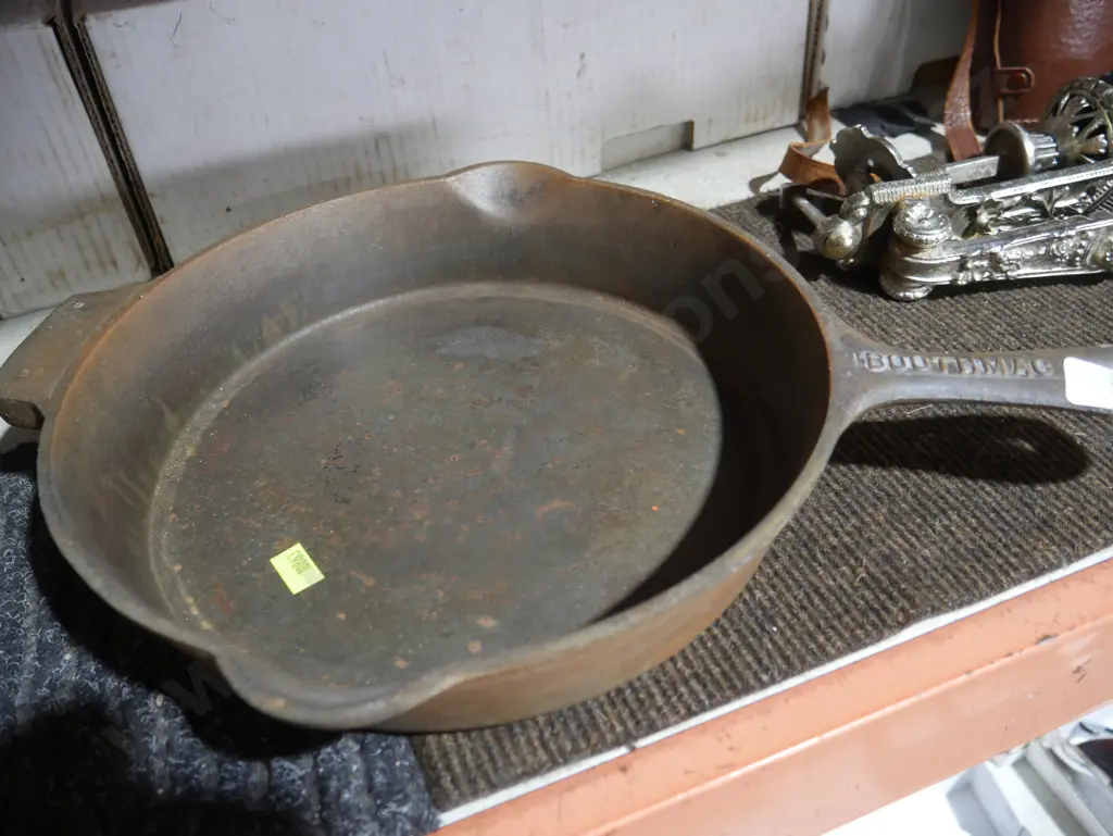 Cast fry pan Image 1++