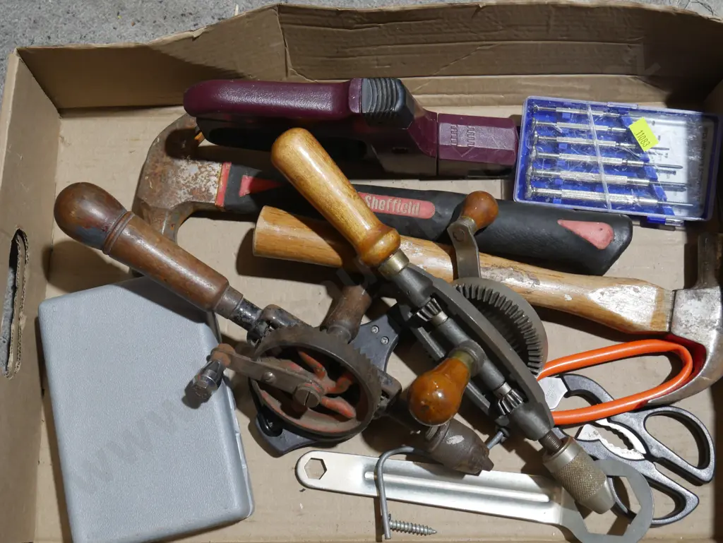 Assorted hand tools Image 1++