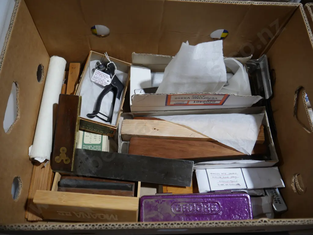 Assorted hand tools Image 1++