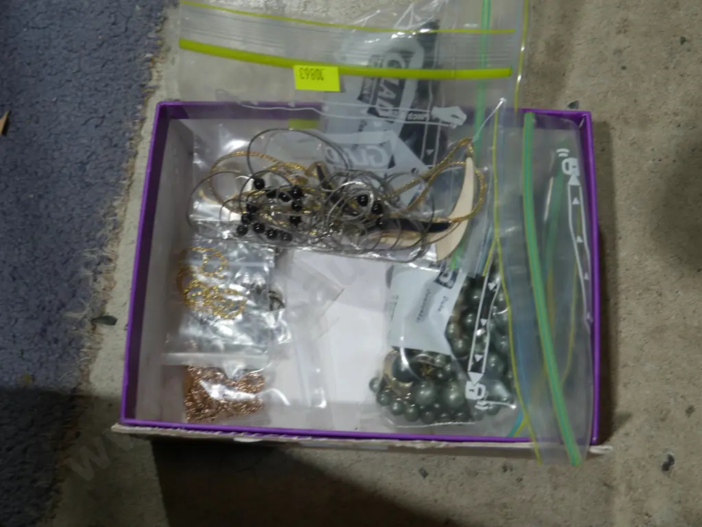 Costume jewellery Image 1++