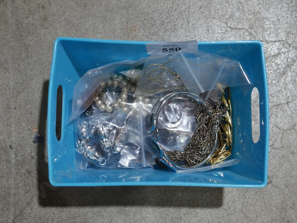 Costume jewellery Image 1++