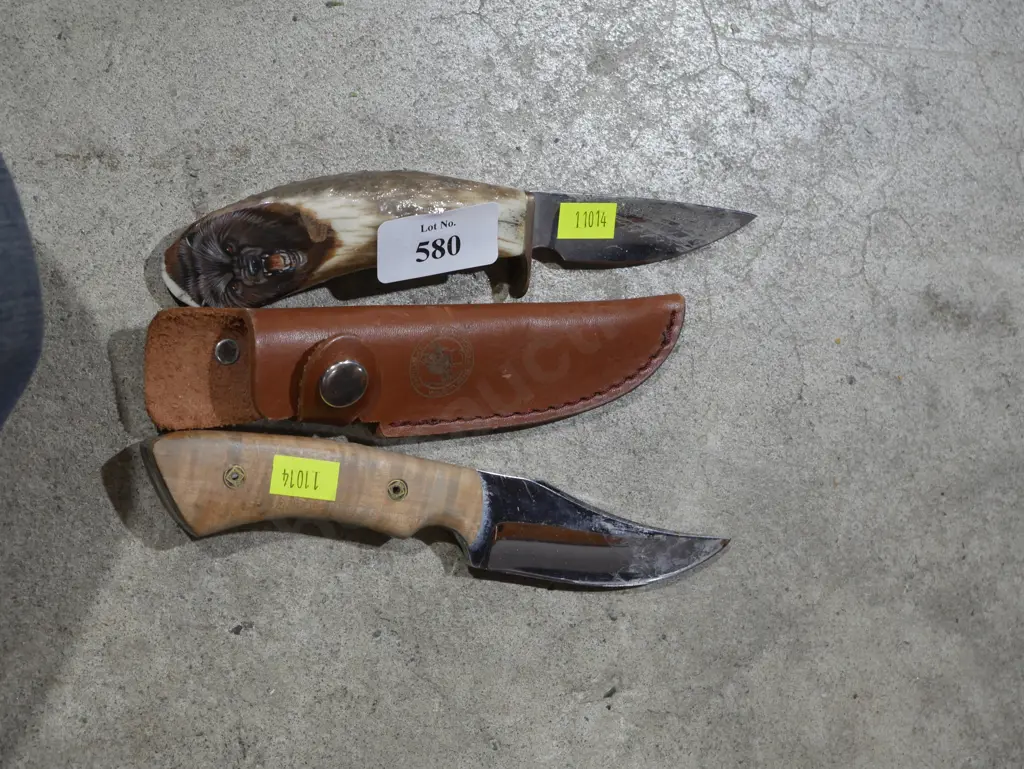 2 hunting knives Image 1++
