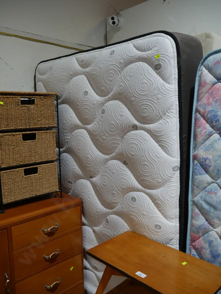 King single bed Image 1++