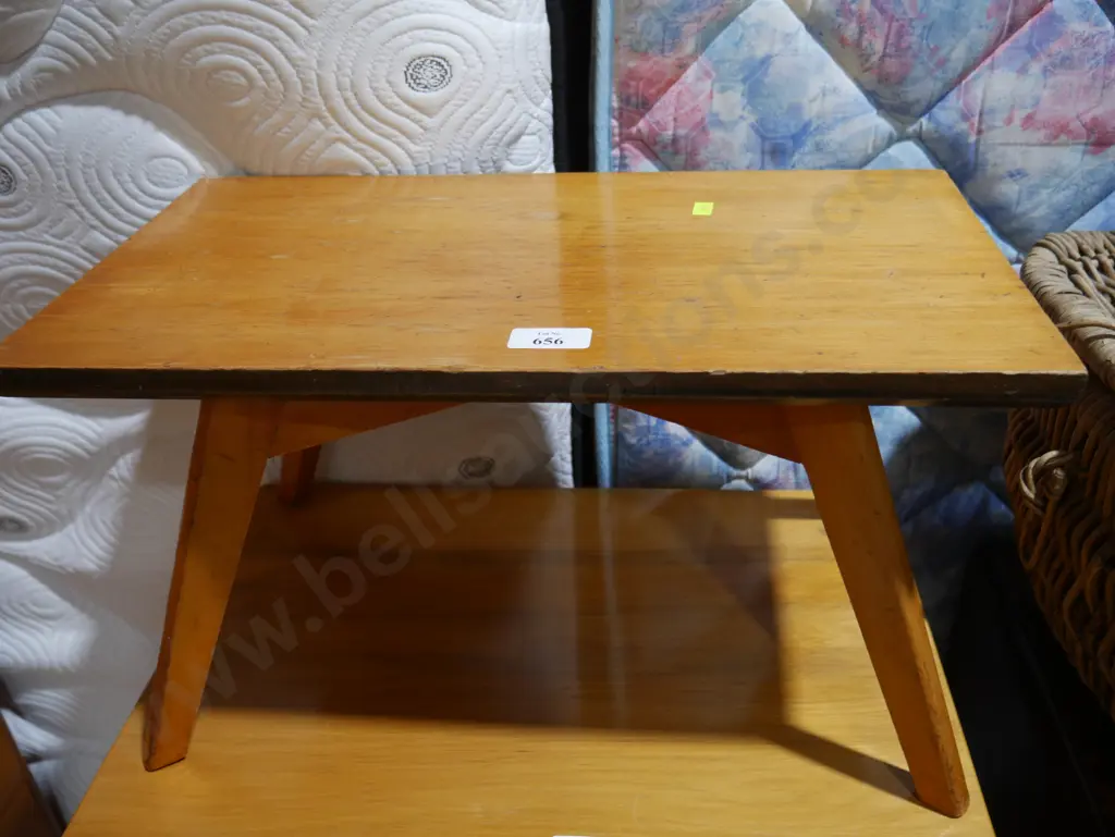 Side table Image 1++