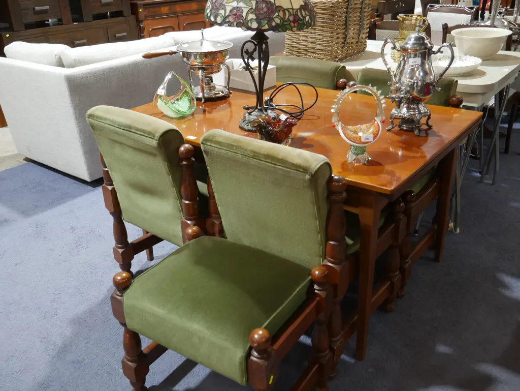 Extendable dining table and four chairs Image 1++
