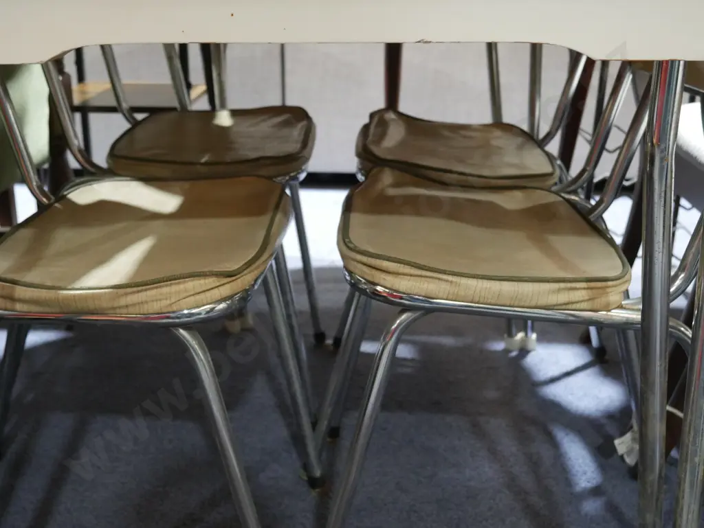 Formica table and four chairs Image 1++