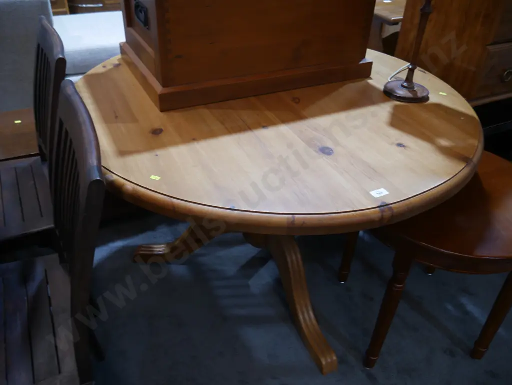 Round dining table Image 1++